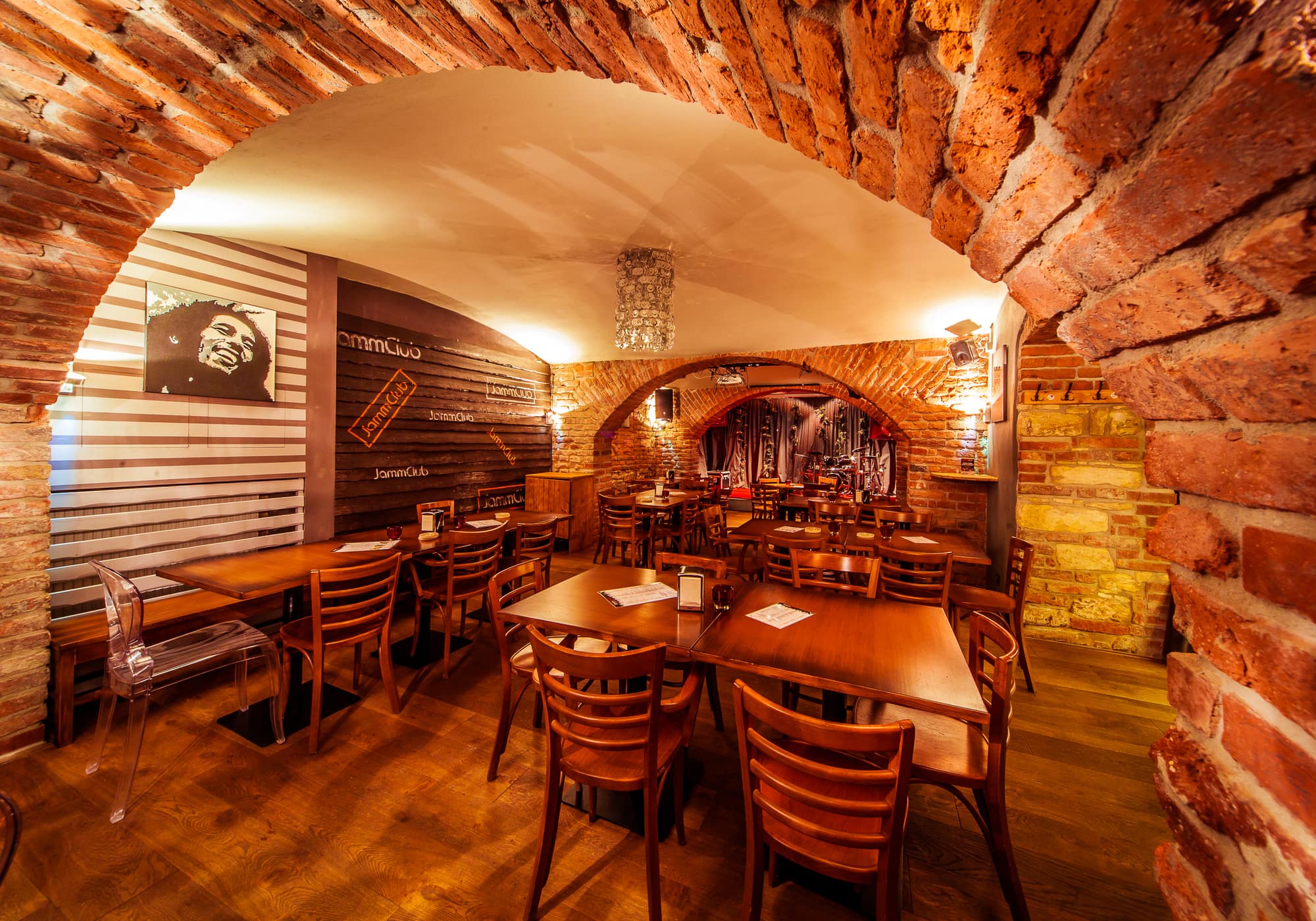 Interiér klubu JammClub — pódium a bar