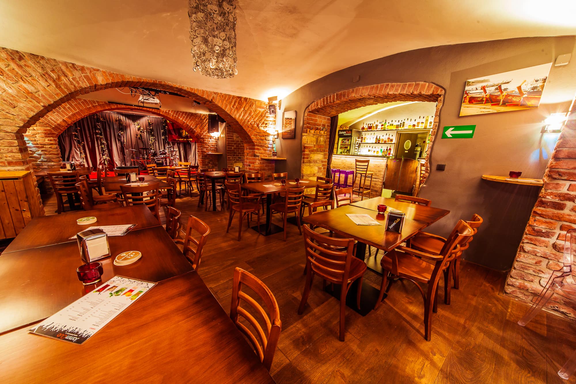 Pódium s bicími a aparaturou v klubu JammClub